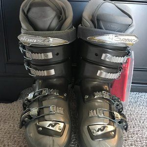 Nordica Women's Ski Boots Size 26.0-26.5 New